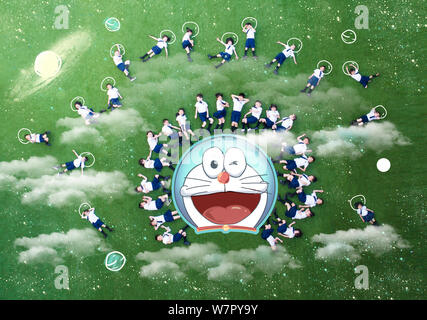 ---- Kinder von experimentellen Kindergarten attached Fujian Normal University für ein kreatives Studium Foto mit einem Bild von Doraemon, eine fam darstellen Stockfoto