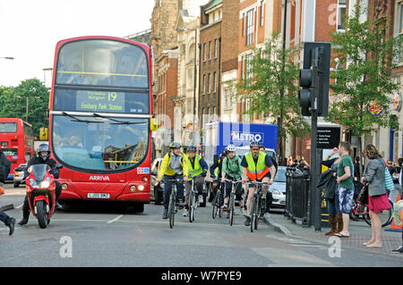 Pendler Radfahrer und Busse im Berufsverkehr, Engel, Londoner Stadtteil Islington, England, UK, Mai 2009 Stockfoto