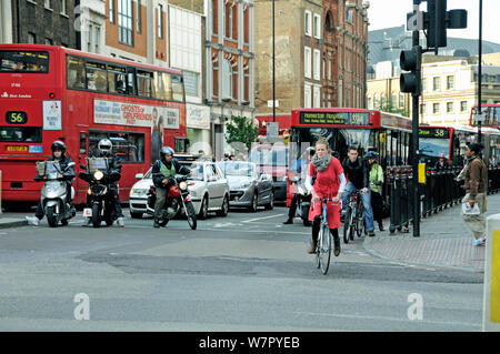 Radfahrer und Motor Radfahrer Anfahren aus Ampel während der Rush Hour, Engel, Londoner Stadtteil Islington, England, UK, Mai 2009 Stockfoto