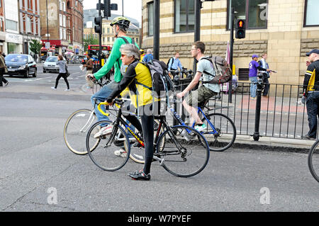 Pendler Radfahrer hielt an der Ampel, Engel, Londoner Stadtteil Islington, England, UK, Mai 2009 Stockfoto