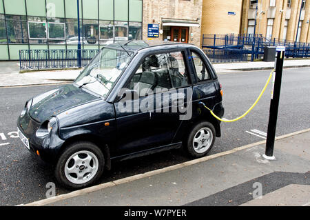 Elektroauto aufladen an einem Elektrobay-ladestation Elektrofahrzeug aufladen Website in einer städtischen Straße, Londoner Stadtteil Islington, England Großbritannien Stockfoto