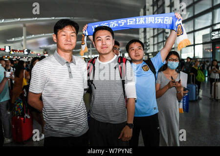 Ehemaliger Haupttrainer Choi Yong-soo von Jiangsu Suning, Links, wirft mit Fans vor der Rückkehr nach Südkorea an der Nanjing Lukou Flughafen Stockfoto