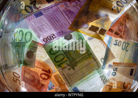 Köln, Deutschland. 05 Aug, 2019. EURO Banknoten in eine Waschmaschine | Verwendung der weltweiten Kredit: dpa/Alamy leben Nachrichten Stockfoto