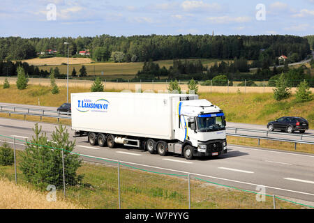 Salo, Finnland. August 2, 2019. Weiß Renault Trucks T von T Kuljetus Laaksonen Oy zieht Kühlwagen Anhänger auf der Autobahn 1 über die finnische Landschaft. Stockfoto