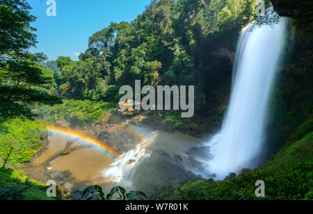 Die majestätischen Dambri Wasserfällen in der Nähe von Bao Loc City, Vietnam. Stockfoto