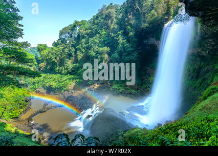 Die majestätischen Dambri Wasserfällen in der Nähe von Bao Loc City, Vietnam. Stockfoto