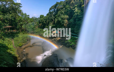 Die majestätischen Dambri Wasserfällen in der Nähe von Bao Loc City, Vietnam. Stockfoto