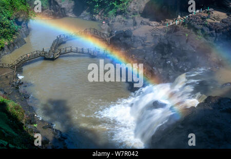 Double Rainbow und Wasserfall, unten ist eine Brücke über den Fluss einen atemberaubenden Blick am Morgen im ökologischen Wald zu erstellen Stockfoto
