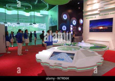 Menschen besuchen die China Pavillon an der World Expo Park während der Expo 2017 in Astana Astana, Kasachstan, 10. Juni 2017. Die China Pavillon der 20. Stockfoto