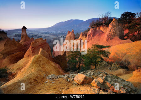 Landschaft Blick auf die Erde Ablagerungen in einem alten Steinbruch Ocker, Le Colorado Provencal de Rustrel, Provence, Frankreich, Februar 2011. Stockfoto