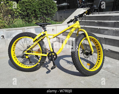 Ansicht eines fatbike mit übergroßen Reifen, auch als Fat oder Fat Tire Bike, der Chinesischen bike-sharing Service ofo, in Peking, China, 26. Juni 2017. Stockfoto