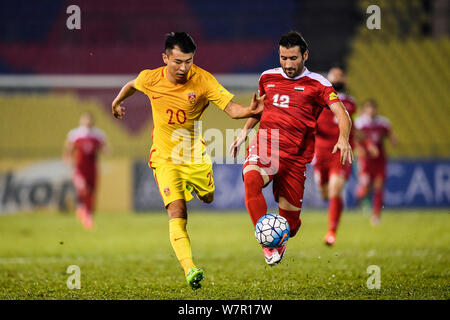 Yu Hanchao von China, Links, Herausforderungen Fahd Youssef von Syrien in Ihrer Gruppe eine Runde 8 Spiel während der FIFA WM Russland 2018 Qualifier in Melaka, Stockfoto