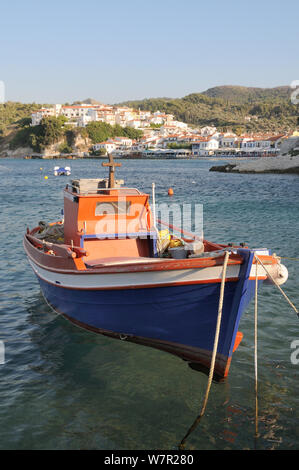 Fischerboot im Hafen von Kokkari. Samos, Griechenland, Juli. Stockfoto
