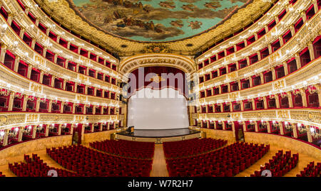 Panoramablick auf das Innere der Oper San Carlo - Neapel, Italien - Königliches Theater von Saint Charles Stockfoto