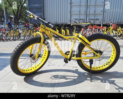 Ansicht eines fatbike mit übergroßen Reifen, auch als Fat oder Fat Tire Bike, der Chinesischen bike-sharing Service ofo, in Peking, China, 26. Juni 2017. Stockfoto