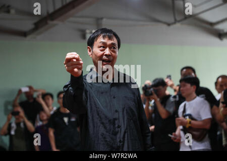 Ma, ein Meister der Baoguo Chen Stil Tai Chi, wird dargestellt, bevor die Konkurrenz zwischen ihm und pensionierte Mixed Martial Arts boxer Xu Xiaodong im Plan Stockfoto