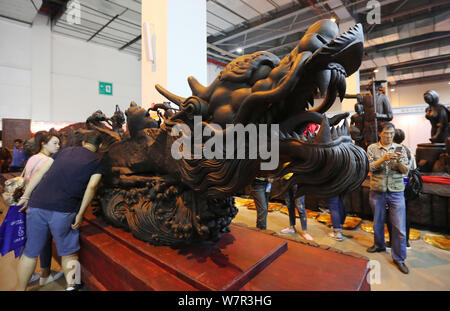 Ein ebony Skulptur namens '' der Acht Unsterblichen'', die aus einem alten chinesischen Mythologie kommt, ist während der 2017 South-Southeast Asien Commo angezeigt Stockfoto