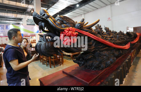 Ein ebony Skulptur namens '' der Acht Unsterblichen'', die aus einem alten chinesischen Mythologie kommt, ist während der 2017 South-Southeast Asien Commo angezeigt Stockfoto