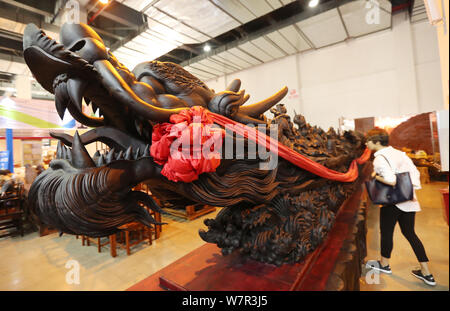 Ein ebony Skulptur namens '' der Acht Unsterblichen'', die aus einem alten chinesischen Mythologie kommt, ist während der 2017 South-Southeast Asien Commo angezeigt Stockfoto