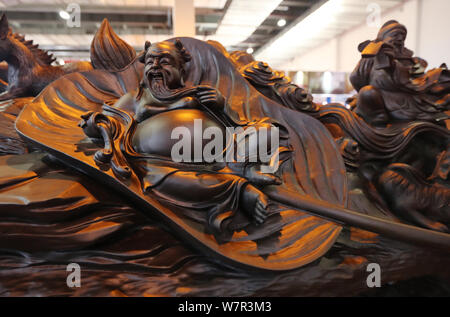 Ein ebony Skulptur namens '' der Acht Unsterblichen'', die aus einem alten chinesischen Mythologie kommt, ist während der 2017 South-Southeast Asien Commo angezeigt Stockfoto