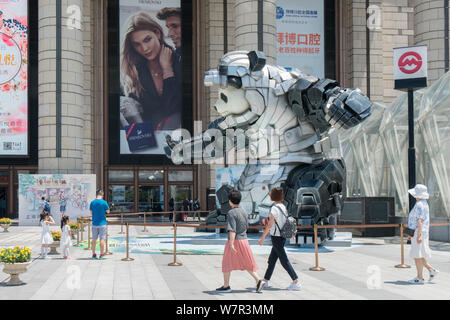 Fußgänger vorbei an einem Tai Chi panda Skulptur auf dem Display Vor der globalen Harbour Shopping Mall in Shanghai, China, 11. Juni 2017. Ein riesiger Pan Stockfoto