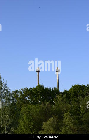 Mobilfunk Antennen oben auf den Schornstein. Fernmeldeturm. Empfänger - Sender des Signals. Mobilfunk Antennen Repeater. Stockfoto