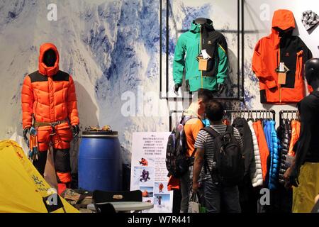 Menschen besuchen die 12 Asien Outdoor Messe im Nanjing International Expo Center in Nanjing in der ostchinesischen Provinz Jiangsu, 29. Juni 2017. Die Stockfoto