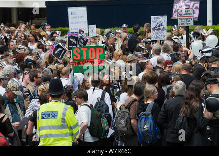 Gruppen von Menschen und Polizisten im anti Badger cull März, London, 1. Juni 2013 Stockfoto