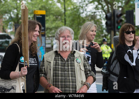 Naturforscher und TV-Moderator Bill Oddie zu sprechen ein Demonstrant mit einem Schild, im Anti Badger cull März, London am 1. Juni 2013. Stockfoto