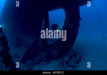 Wrack der Frachter "Iouna'. Taucher und Schiffe, die einzelne Schraube Propellor. Zwischen 1912-1918 zerstört. Sharmo reef, Yanbu, Saudi-Arabien, Juli 2010 Stockfoto