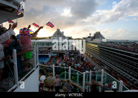 Große britische Sail away Party an Bord Ventura mit Azura im Hintergrund Stockfoto