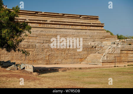 Steinmetzarbeiten an Mahanavami Dibba, Hampi, UNESCO-heritge Website, Karnataka, Indien Stockfoto