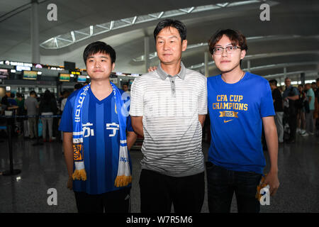 Ehemaliger Haupttrainer Choi Yong-soo von Jiangsu Suning, Mitte, wirft mit Fans vor der Rückkehr nach Südkorea an der Nanjing Lukou Flughafen Stockfoto