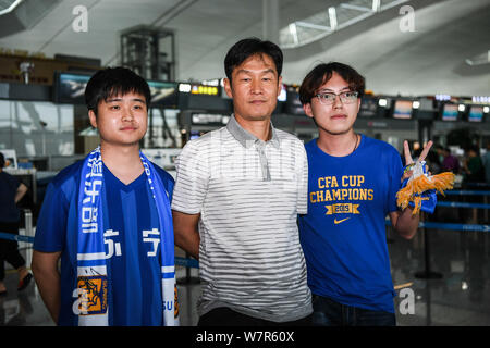 Ehemaliger Haupttrainer Choi Yong-soo von Jiangsu Suning, Mitte, wirft mit Fans vor der Rückkehr nach Südkorea an der Nanjing Lukou Flughafen Stockfoto