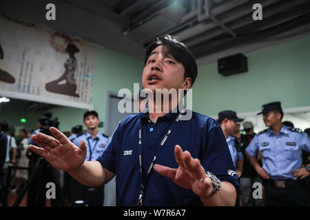 Shanghai Polizisten stoppen Sie den Wettbewerb zwischen Pensionierten Mixed Martial Arts boxer Xu Xiaodong und Ma Baoguo, ein Meister der Chen Stil Tai Chi, bei t Stockfoto