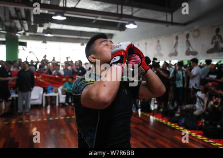 Pensionierte Mixed Martial Arts boxer Xu Xiaodong bereitet gegen Ma Baoguo, ein Meister der Chen Stil Tai Chi zu konkurrieren, an der geplanten Mass brawl Website in Stockfoto