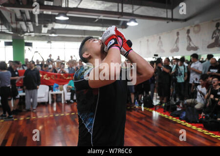 Pensionierte Mixed Martial Arts boxer Xu Xiaodong bereitet gegen Ma Baoguo, ein Meister der Chen Stil Tai Chi zu konkurrieren, an der geplanten Mass brawl Website in Stockfoto