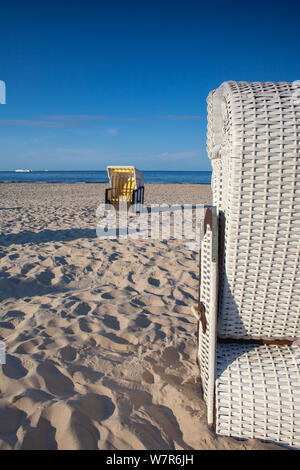 Typische liegen am Strand in Ahlbeck. Ahlbeck ist ein Ortsteil der Gemeinde Heringsdorf auf der Insel Usedom an der Ostsee. Stockfoto