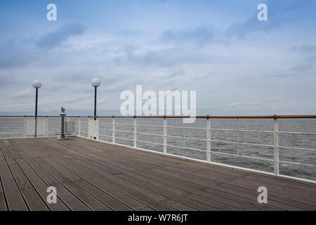 Heringsdorfer Seebrücke ist eine Seebrücke von Heringsdorf liegt, mit einer Länge von 508 Meter, die sich in die Ostsee, auf der Insel Usedom, Deutschland Stockfoto