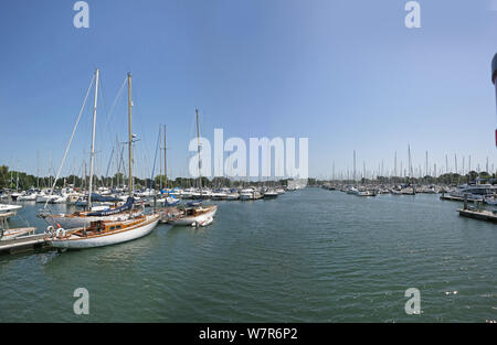 Chichester Yacht Basin, einem eigens errichteten Marina auf Chichester Harbour, West Sussex, UK. Zeigt vintage Yachten (links), den Kanal und Festmachen Pontons. Stockfoto