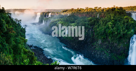 Iguasu Wasserfälle bei Sonnenaufgang auf den Iguasu Fluss, Brasilien/Argentinien Grenze. Von der brasilianischen Seite der Fälle fotografiert. Bundesstaat Parana, Brasilien, September 2012. Stockfoto