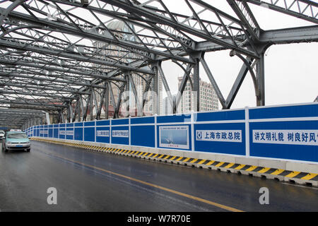 Das beschädigte Teil der 109 Jahre alte Stahlkonstruktion Waibaidu Brücke wird in Shanghai, China, 5. Juni 2017 repariert. Wiedergutmachung arbeiten an den Bund Stockfoto