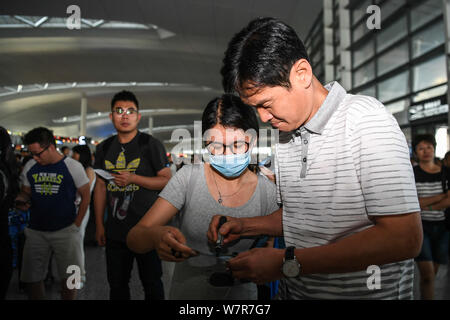 Ehemaliger Haupttrainer Choi Yong-soo von Jiangsu Suning, rechts, Beschilderung ein Autogramm für einen Fan vor der Rückkehr nach Südkorea an der Nanjing Lukou Internatio Stockfoto
