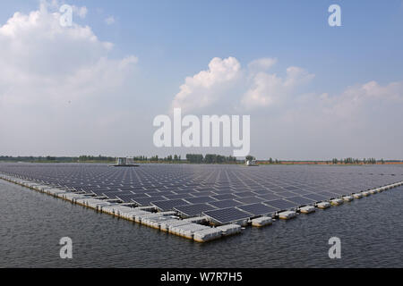 Anzeigen von Sonnenkollektoren in der weltweit größten schwimmenden Solaranlage mit einer Kapazität von 40 Megawatt Energie in der Stadt Huainan, East China Anhui Stockfoto