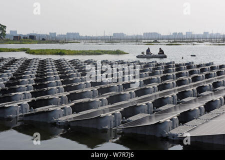 Anzeigen von Sonnenkollektoren in der weltweit größten schwimmenden Solaranlage mit einer Kapazität von 40 Megawatt Energie in der Stadt Huainan, East China Anhui Stockfoto