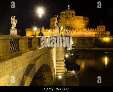 Nachtansicht von Castel Sant'Angelo über dem Tiber, Rom Stockfoto