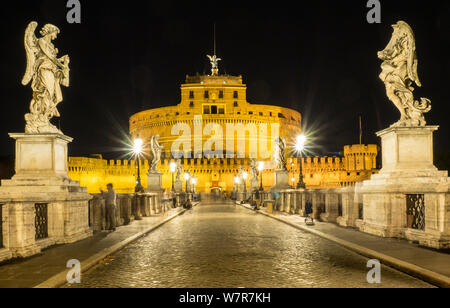 Nachtansicht von Castel Sant'Angelo über dem Tiber, Rom Stockfoto