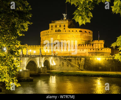 Nachtansicht von Castel Sant'Angelo über dem Tiber, Rom Stockfoto