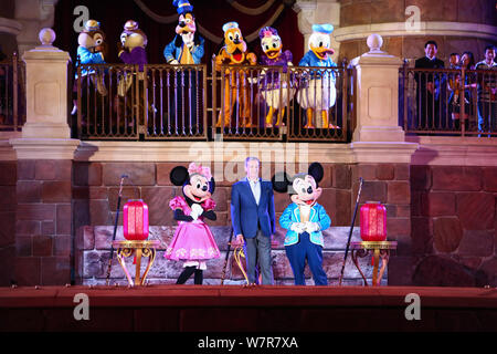 Robert A. Iger (Bob Iger), Center, Präsident und CEO von der Walt Disney Company, interagiert mit Animateuren in Mickey Mouse und Minnie Mouse gekleidet Stockfoto
