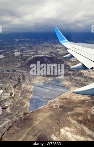 Photovoltaik Power Station von einem Flugzeug, Teneriffa, Kanarische Inseln, Spanien, April 2012 gesehen. Stockfoto